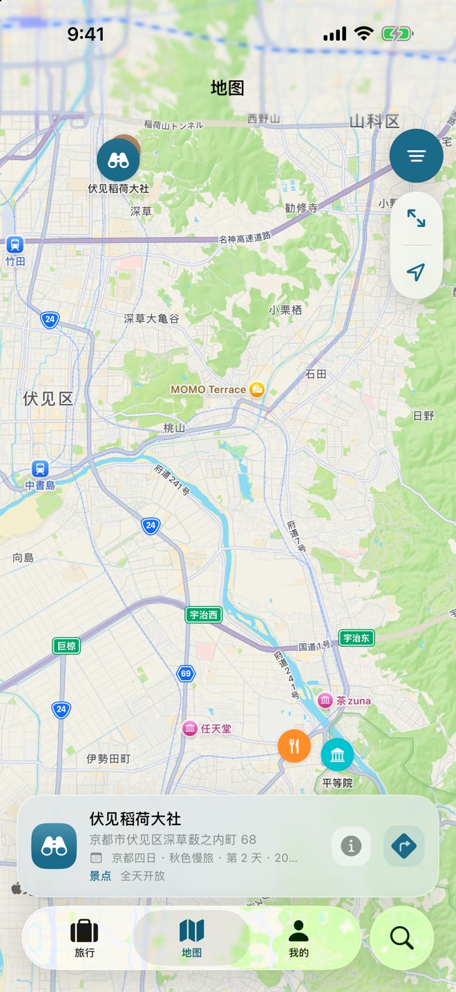iPhone 上的 SimpleTrip 地图:标出当天地点并选中其中一处,显示地址与打开导航的按钮。
